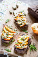Crostini di pane nero alle pesche e tofu al basilico - appuntamento Bio