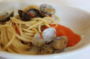 Spaghetti quadrati alle vongole su crema di peperoni rossi