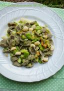 Orecchiette di grano arso con zucchine, fave e noci di macadamia