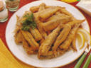 Acciughe fritte, gustose e croccanti spruzzate con due gocce di limone.