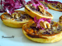 Mini quiche con radicchio, noci e gorgonzola.