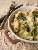 Cocottine di pollo cremose agli asparagi e pinoli