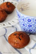 La colazione d'autunno, muffins al caffè profumati al miele, con uvetta e noci