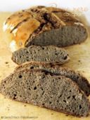 Pane nero con cipolle