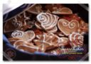 Decorazione dei biscotti con la glassa reale