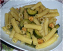 Sedani rigati con zucchine, gamberetti, zafferano e curry