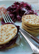 Mini-piadine con pancetta radicchio e grana