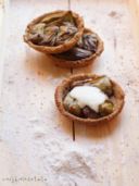 Piccole tartes integrali al farro con carciofi e crema al parmigiano