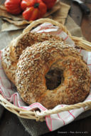 Ciambelle di pane al latte con semi di girasole