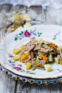 Pasta di lenticchie con pancetta e verdure invernali