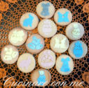Biscotti di pasta frolla decorati con stencil pasquali e fiori
