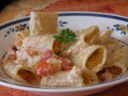 Due versioni dei paccheri con gamberoni e pomodorini