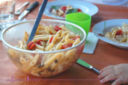 Insalata di pasta da mangiare sul terrazzo sotto il sole (quale sole?)