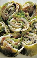 Rotolo di verza farcito con pancetta.