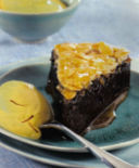 Torta caramellata alle mandorle.