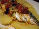 Branzino ripieno con mollica di pane integrale, acciughe e capperi.