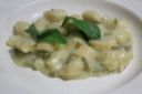 Gnocchetti di ricotta con crema di patate, fagiolini e basilico.