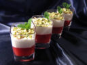 Crema di ricotta e yogurt con salsa di fragole