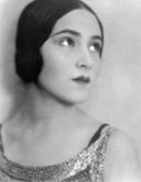Dei modi più eleganti di scendere dai tacchi. Tina Modotti, lo sguardo la passione