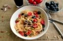 SPAGHETTI CON OLIVE PINOLI E POMODORINI Ricetta primo piatto