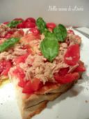 BRUSCHETTA FREDDA CON POMODORINI E TONNO