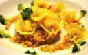 Cappelletti con panettone tostato e broccoli