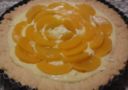 Crostata con crema e pesche