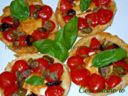 Pizzette di sfoglia con provolina datterini e olive, ricetta finger food