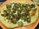 Pizza di kamut con mozzarella di bufala e funghi champignon