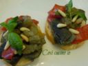 Bruschetta con caponata ai pinoli, ricetta di riciclo