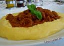 Polenta e spezzatino di manzo, ricetta piatti unici