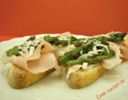 Crostoni al prosciutto cotto ed asparagi, ricetta finger food