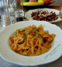 Farfalle al sugo di spezzatino di tonno, ricetta di riciclo