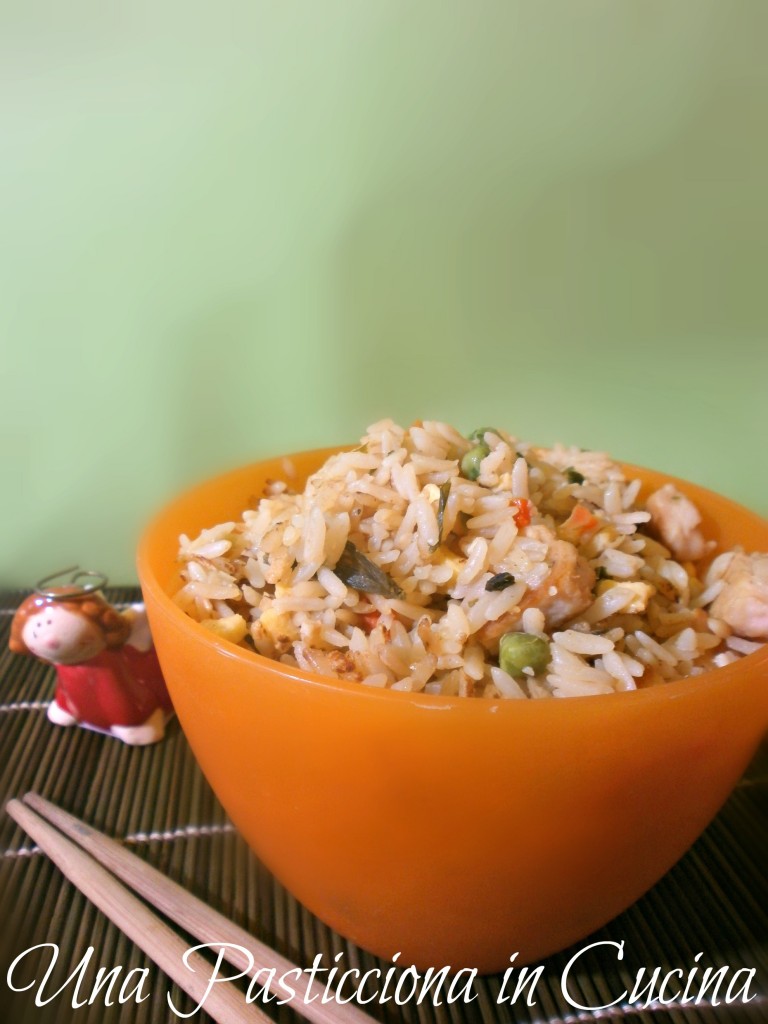 Riso alla cantonese con pollo e spezie