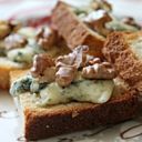 Antipasti natalizi : crostini con noci e gorgonzola