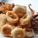Anelli di calamari fritti aromatizzati all’arancia