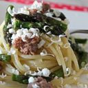 Pasta con asparagi salsiccia fresca e cacioricotta