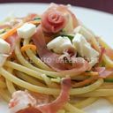Primi piatti facili e veloci: pasta con zucchine, prosciutto crudo e mozzarella