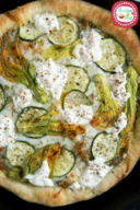 Pizza con ricotta e fiori di zucca