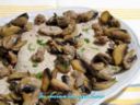 Fette di arista con funghi champignon