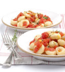 gnocchi di ricotta con salsa di pomodoro crudo