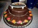 Torta a due piani ricoperta di cioccolato