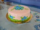 Torta rosa con fiori blu
