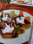 Cestini di croccante con panna e fragole