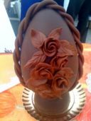Uovo di cioccolato con rose