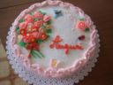 Torta decorata con un mazzo di fiori