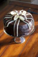 Torta ricoperta di cioccolato con fiocco