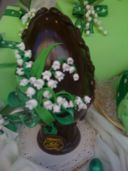 Uovo di cioccolato decorato con mughetti