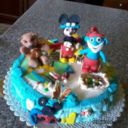Torta di compleanno con pupazzi di pasta di zucchero