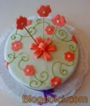 Torta decorata con fiori